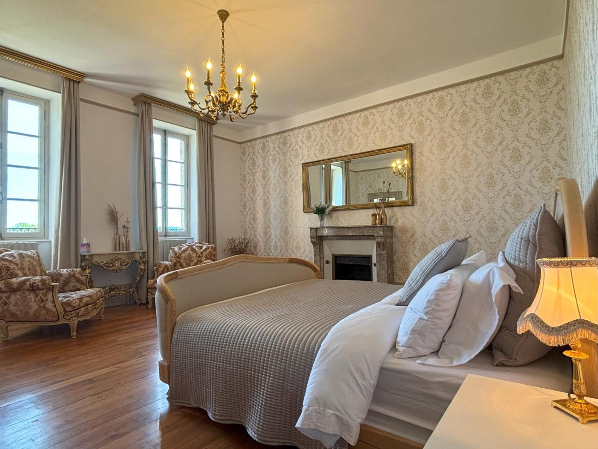 Chateau De Bruges Lapeyrouse エクステリア 写真